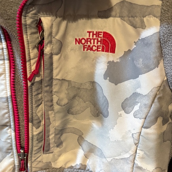 The North Face women’s Gray Camo Puffer Jacket - Picture 3 of 10